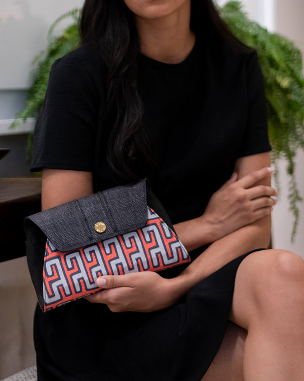 VICTORIA MOLA - Negra